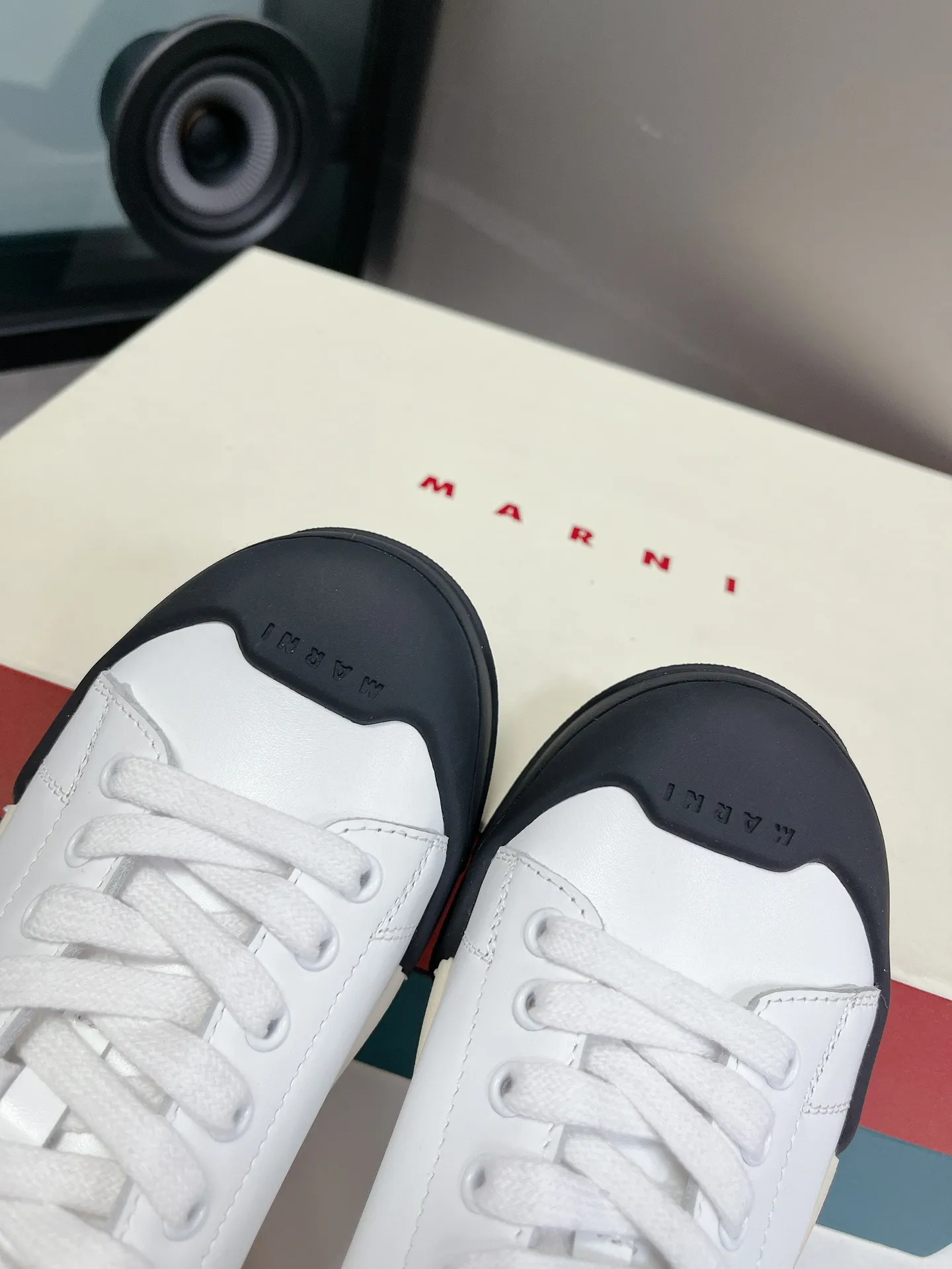 👟👟Ex-factory price 520👟👟 MARNI Mani DADA BUMPER series casual sports shoes shell toe biscuit shoes white shoes. The front and back of the shoes are equipped with rubber protective layers. On the one hand, it increases the wear resistance of the shoes. On the other hand, MARNI uses its good color combinations here. BUMPERs of different colors become the finishing touch of the white shoes, improving the fashion. The uppers are handmade from soft Italian calfskin, which has excellent breathability and elasticity. The special waffle sole (with a diamond pattern like a waffle) is more lightweight, non-slip and wear-resistant. Exquisite packaging at the delivery counter 🛍📦 ▪️Fabric: Original customized imported first-layer cowhide ▪️Inner lining: Original imported soft sheepskin ▪️Sole: Original molded TPU outsole ▪️Sole thickness: 3CM ▪️Size: 35-40